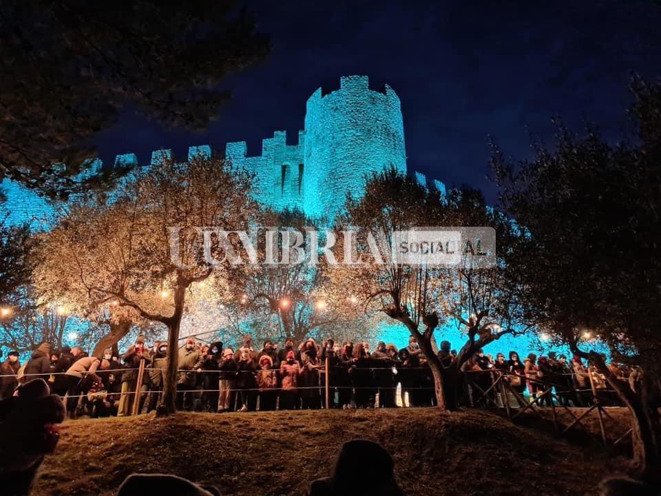 A Castiglione del Lago torna “Luci sul Trasimeno” con l'Albero di Natale in acqua più grande del mondo 3 A Castiglione del Lago torna “Luci sul Trasimeno” con l'Albero di Natale in acqua più grande del mondo 2