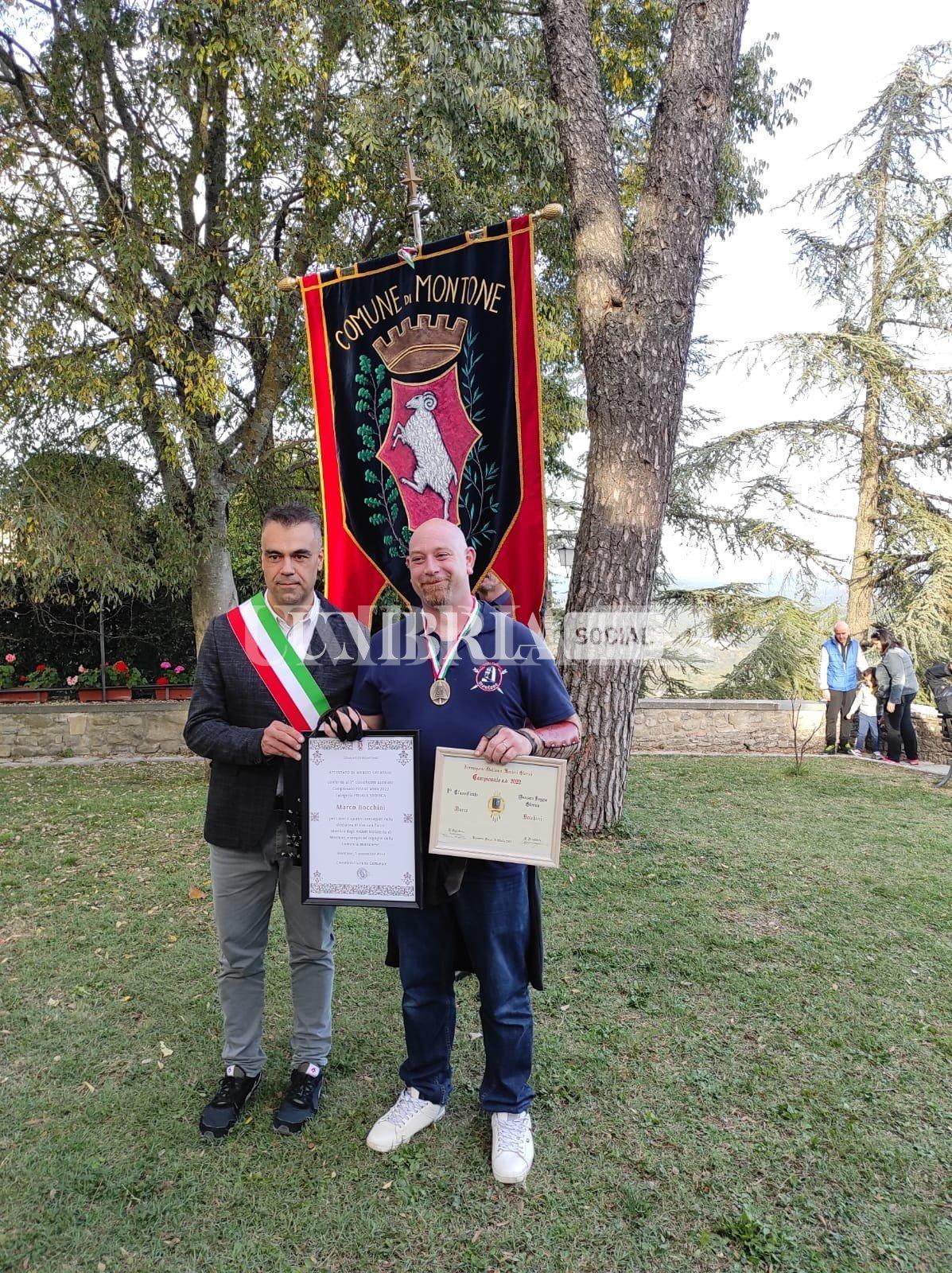 Montone premia l'arciere Marco Bocchini per la vittoria del titolo nazionale 3 Montone premia l'arciere Marco Bocchini per la vittoria del titolo nazionale 2