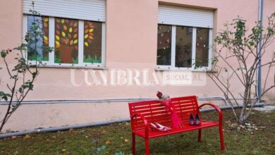 Tavernelle, una panchina rossa contro la violenza sulle donne nel giardino della scuola 10 panchina