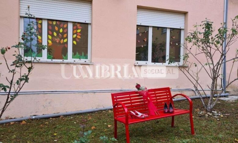 Tavernelle, una panchina rossa contro la violenza sulle donne nel giardino della scuola 1 panchina