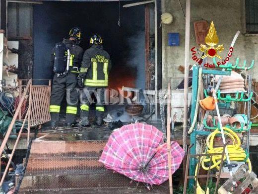 Umbertide, incendio in atto in un capannone di via Rodolfo Morandi 2