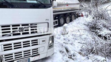 Ghiaccio sulla strada, autotreno bloccato sulla Apecchiese 11 IMG 20230227 WA0023