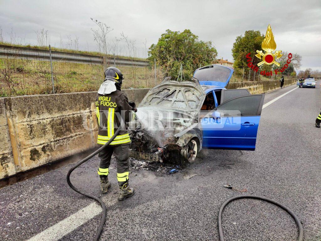 Auto a fuoco sulla E 45, vigili del fuoco sul posto (foto) 2