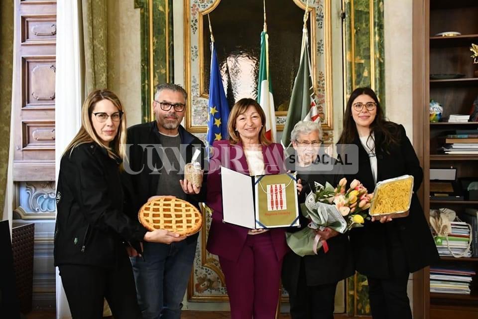 Nonna Iside in visita alla presidente della Regione Umbria Donatella Tesi: in dono le ‘mitiche’ fettuccine 3 Nonna Iside in visita alla presidente della Regione Umbria Donatella Tesi: in dono le ‘mitiche’ fettuccine 2