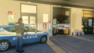 Sfondano la vetrina di un supermercato utilizzando l'auto come ariete 6 IMG 2993