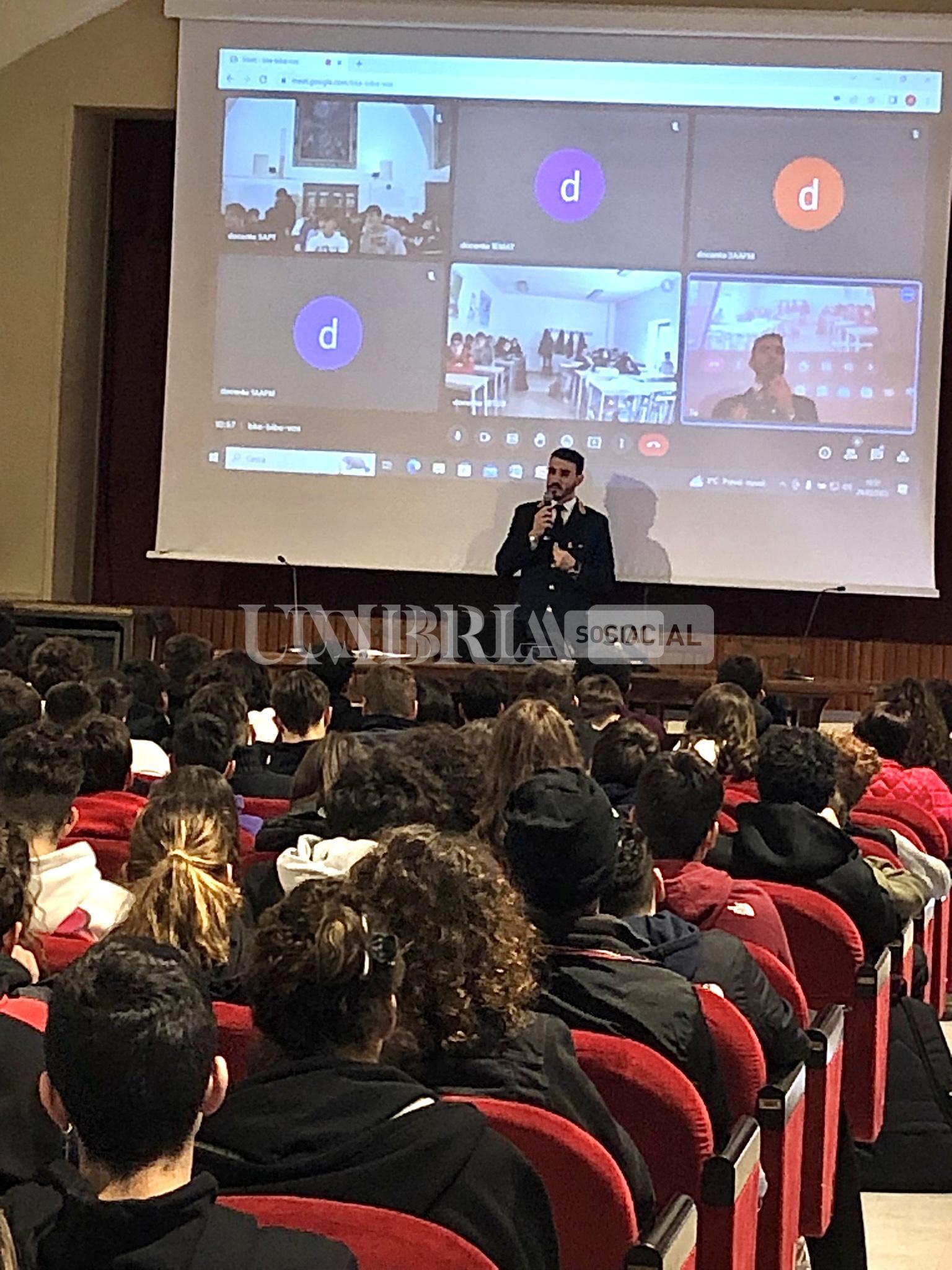 Bullismo e cyberbullismo, la polizia incontra gli studenti dell'Istituto superiore "Ciuffelli - Einaudi" di Todi 3 Bullismo e cyberbullismo, la polizia incontra gli studenti dell'Istituto superiore "Ciuffelli - Einaudi" di Todi 2