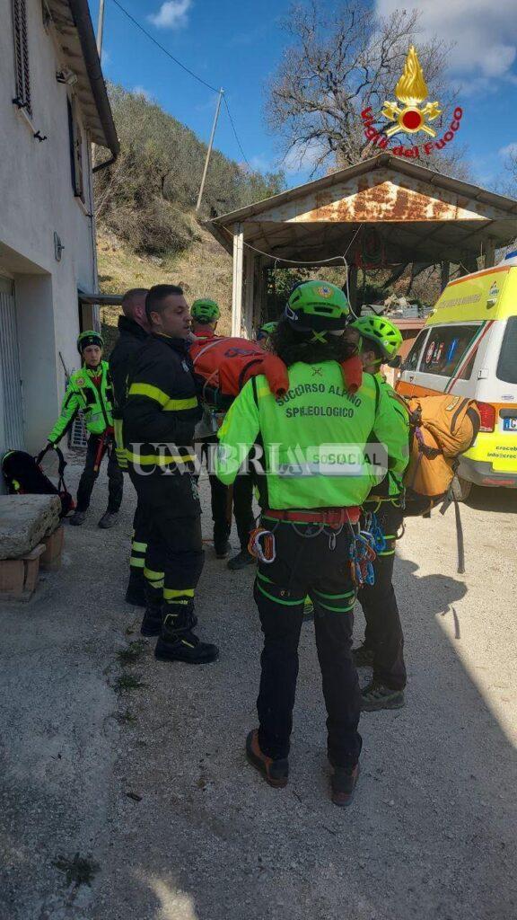 Bevagna, rimane ferito tagliando una pianta: soccorso da pompieri e Sasu 3 Bevagna, rimane ferito tagliando una pianta: soccorso da pompieri e Sasu 2