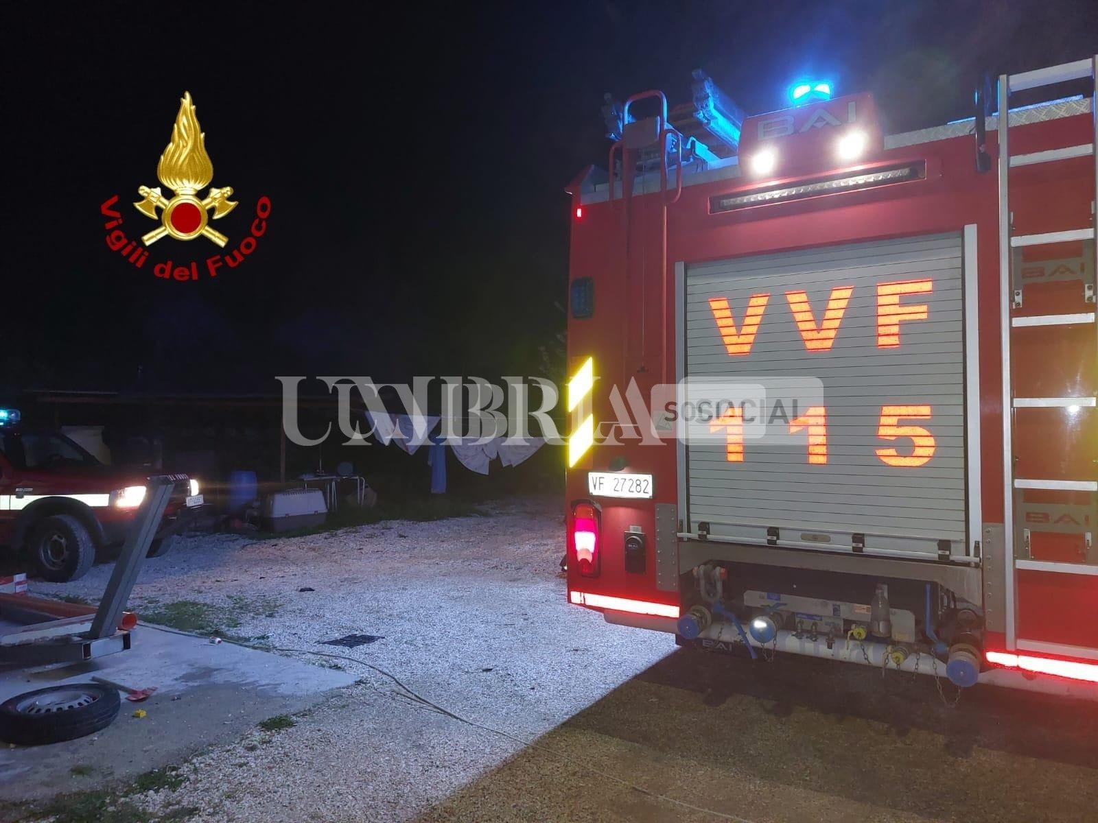 Paura nella notte a Nocera Umbra, in fiamme la soffitta di un'abitazione 2
