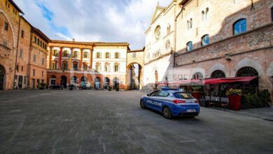 Si barrica in casa e minaccia un gesto estremo: soccorso dalla polizia 4 Foligno 63 scaled