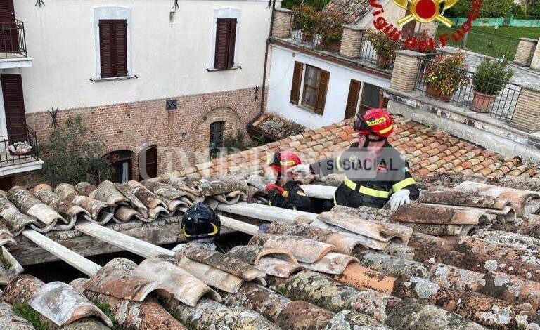 Gualdo Tadino, crolla il tetto di una casa: incolumi i due residenti 1 IMG 20230424 WA0100