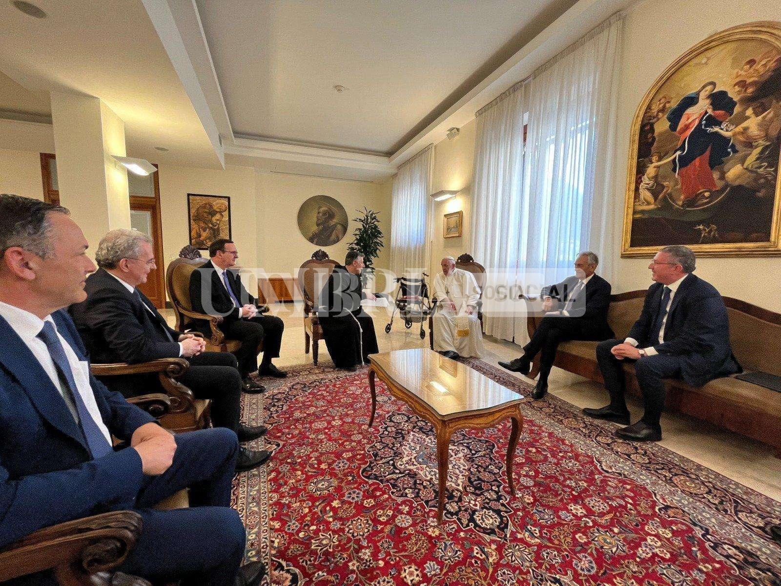 Padre Enzo Fortunato e una delegazione di Auxilium e Sant'Egidio accolti da Papa Francesco 4