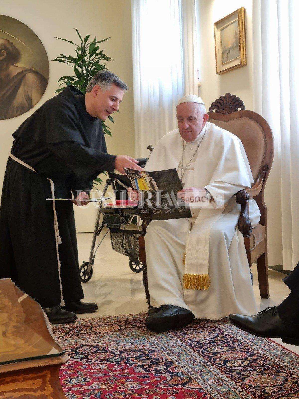 Padre Enzo Fortunato e una delegazione di Auxilium e Sant'Egidio accolti da Papa Francesco 2