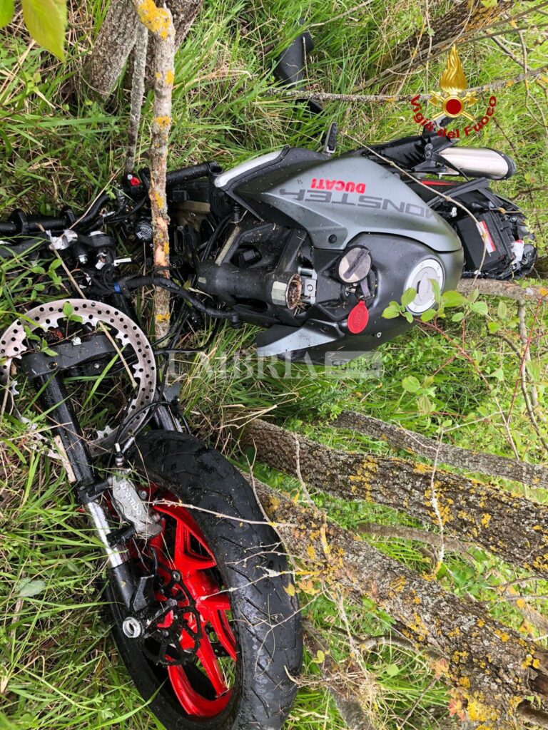 Incidente moto contro auto, grave centauro 2
