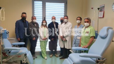 Ospedale Pantalla, donate due poltrone per la chemioterapia al reparto di Oncologia 3 donazione poltrone scaled