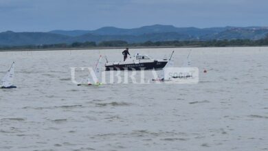 Gli si buca il gommone in mezzo al lago Trasimeno: soccorso turista piemontese in difficoltà 12 1683536714352
