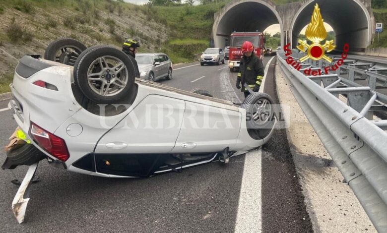 Gualdo Tadino, auto si ribalta sulla Perugia-Ancona: conducente in ospedale (foto) 1 344998593 274172358297938 975906938350957793 n