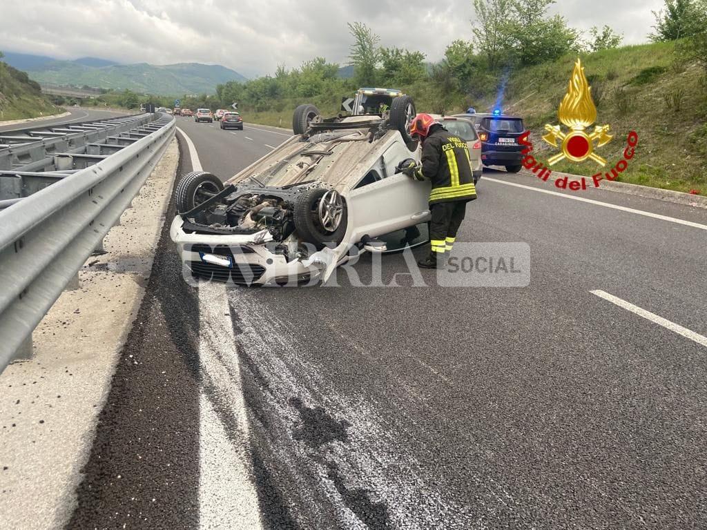 Gualdo Tadino, auto si ribalta sulla Perugia-Ancona: conducente in ospedale (foto) 2