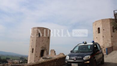 Gira in auto senza patente e senza assicurazione e dà le generalità del fratello: denunciato 47enne 4 CC SPELLO 3 1