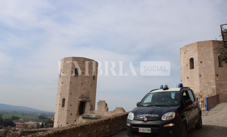 Gira in auto senza patente e senza assicurazione e dà le generalità del fratello: denunciato 47enne 1 CC SPELLO 3 1