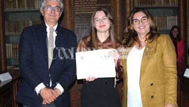 Università di Perugia, borsa di studio Fidapa Bpw Italy alla studentessa ucraina Anna Byrledianu 2 Foto 1 da Sx Rettore Oliviero Anna Byrledianu e Teresa Barese DSC 8296 2