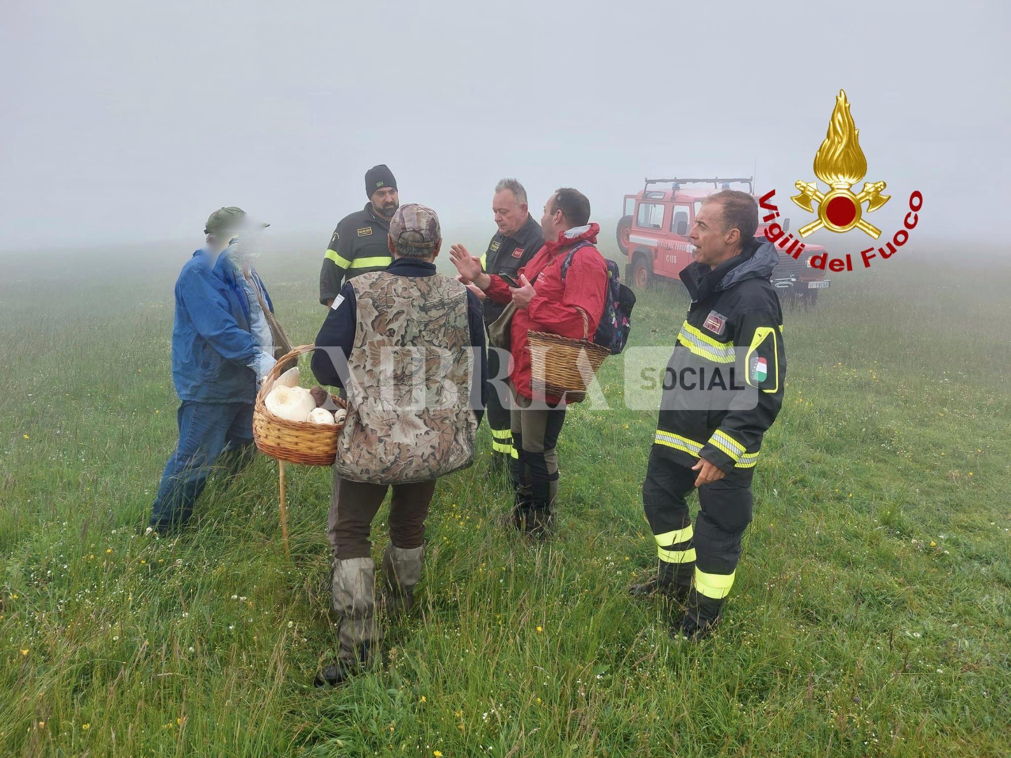 Escono alla ricerca di funghi ma si perdono a causa della nebbia: messi in salvo dai vigili del fuoco 2