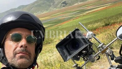 Raul Bova, selfie da Castelluccio di Norcia e saluti dall’Umbria in sella alla moto 10 A79E15CE F0EA 4F49 A923 1D6793FE8B92