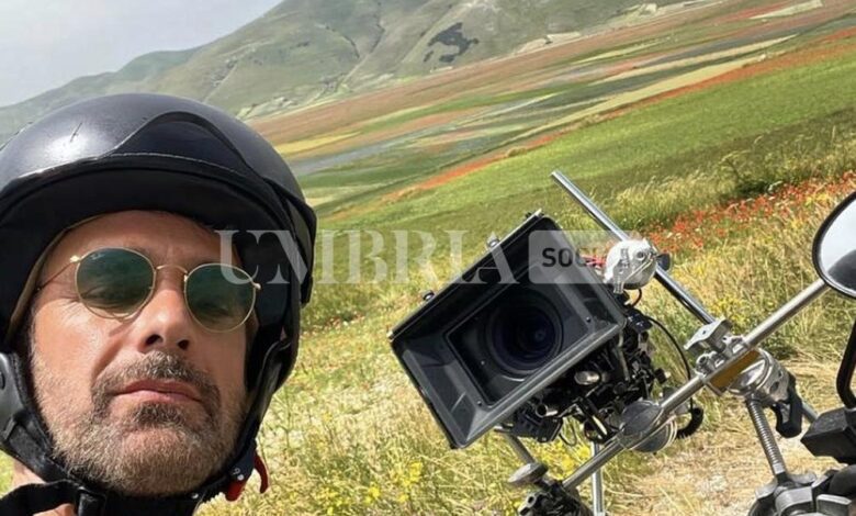Raul Bova, selfie da Castelluccio di Norcia e saluti dall’Umbria in sella alla moto 1 A79E15CE F0EA 4F49 A923 1D6793FE8B92