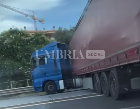 Perugia, folle inversione di marcia di un camion sulla E45 1 Schermata 2023 07 12 alle 16.27.40