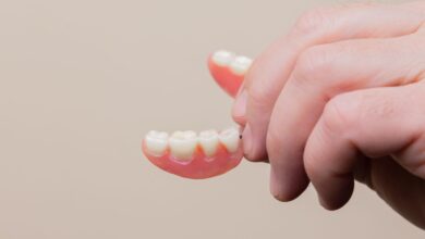 Entra al bar, si toglie la dentiera e si abbassa i pantaloni: 57enne ubriaco sanzionato 8 diana polekhina 4nUZl0FZM3U unsplash scaled