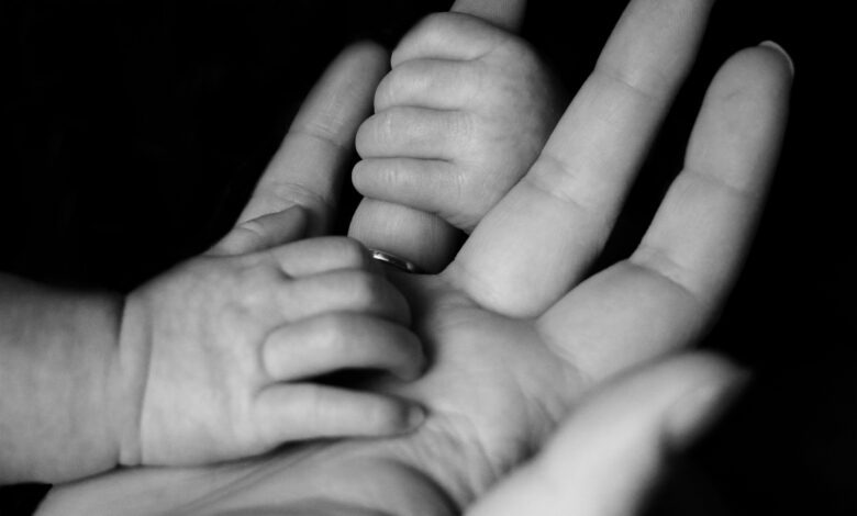 San Giustino, 70enne tenta di allontanarsi con una bimba non sua: denunciata 1 liv bruce M0oVPGsWk1E unsplash scaled