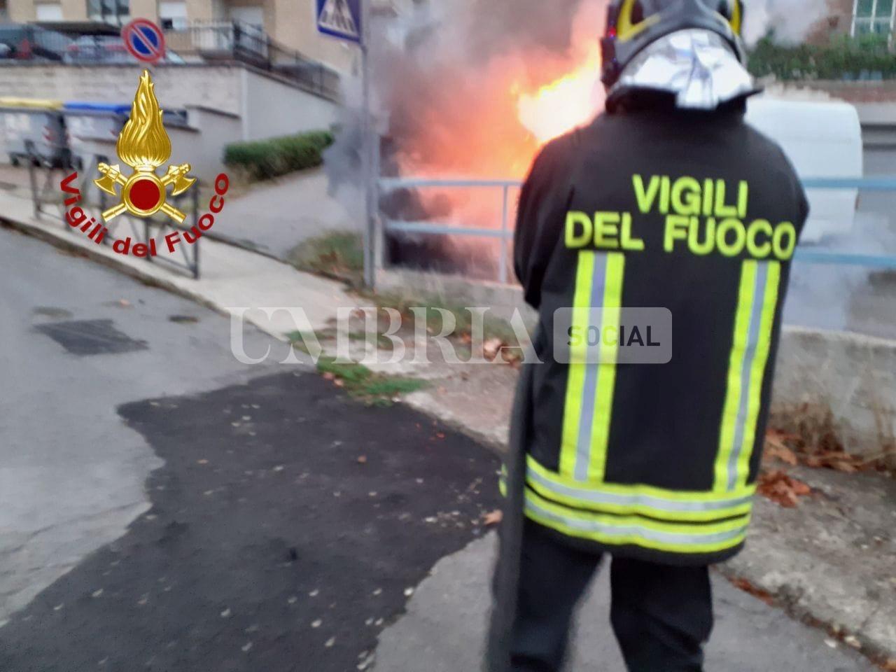 Incendio a Perugia, all'alba prende fuoco un furgone in sosta (foto) 2