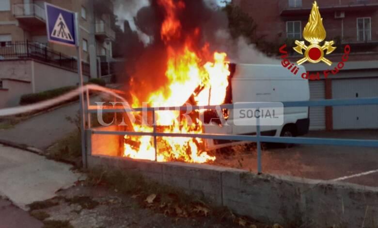 Incendio a Perugia, all'alba prende fuoco un furgone in sosta (foto) 1 371975950 10230511180073626 1263230235590886142 n