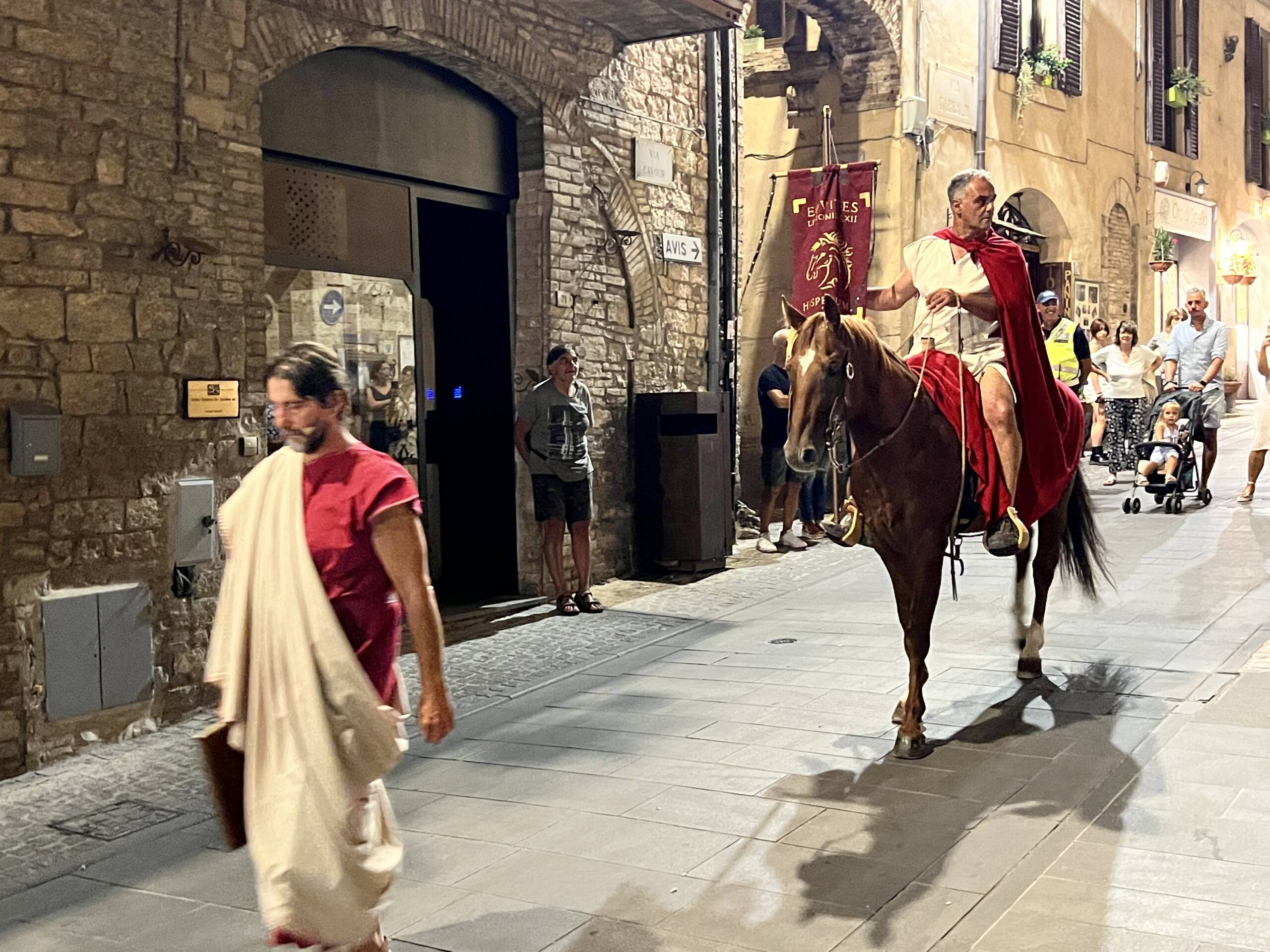 A Spello si è alzato il sipario di Hispellum, la rievocazione di epoca romana che trasforma la città in un teatro a cielo aperto (foto) 16