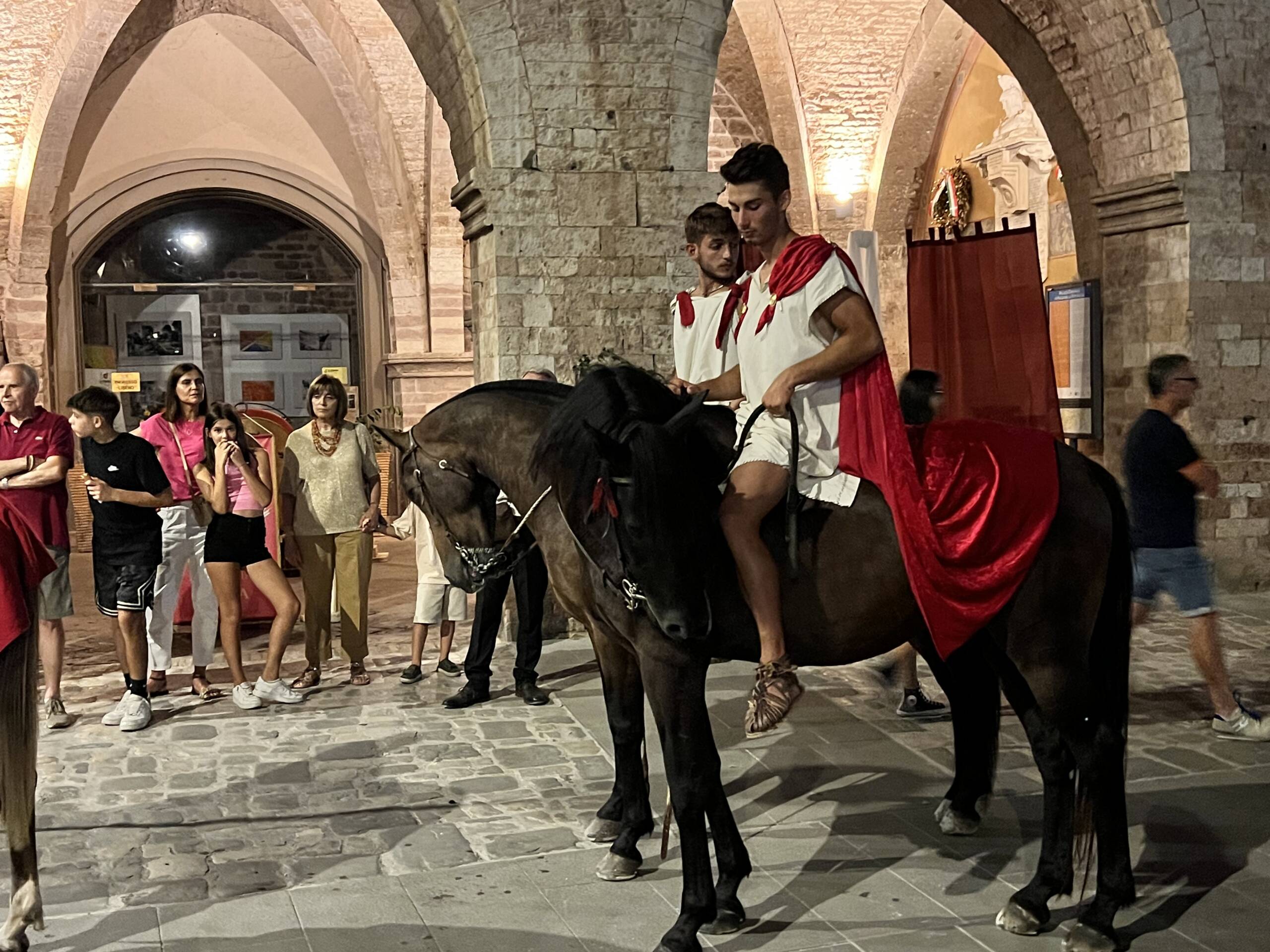 A Spello si è alzato il sipario di Hispellum, la rievocazione di epoca romana che trasforma la città in un teatro a cielo aperto (foto) 8