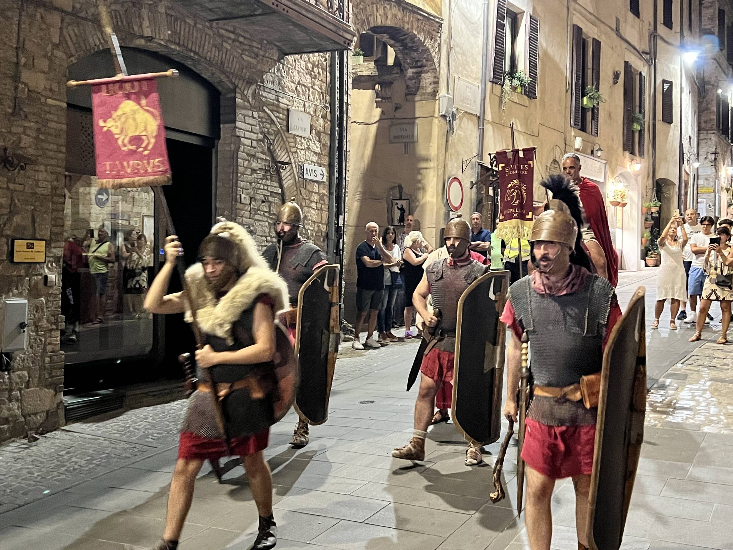 A Spello si è alzato il sipario di Hispellum, la rievocazione di epoca romana che trasforma la città in un teatro a cielo aperto (foto) 14
