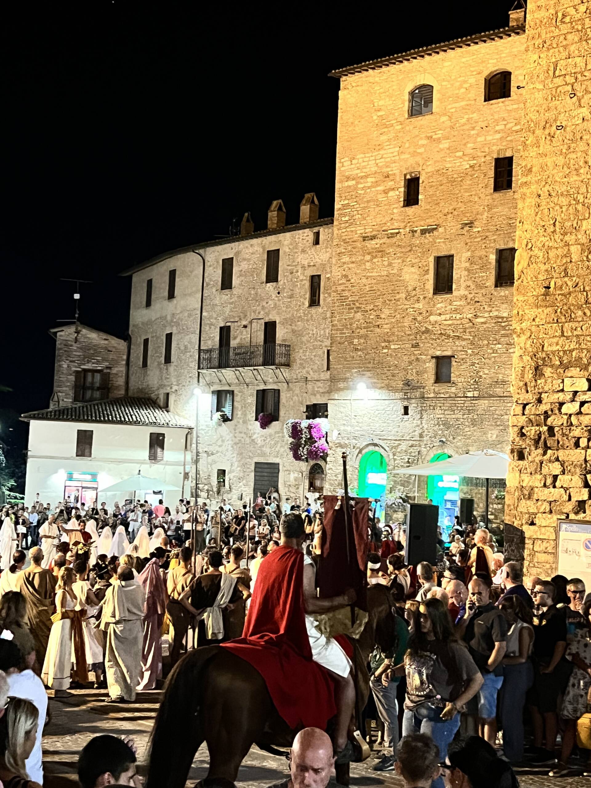 A Spello si è alzato il sipario di Hispellum, la rievocazione di epoca romana che trasforma la città in un teatro a cielo aperto (foto) 18