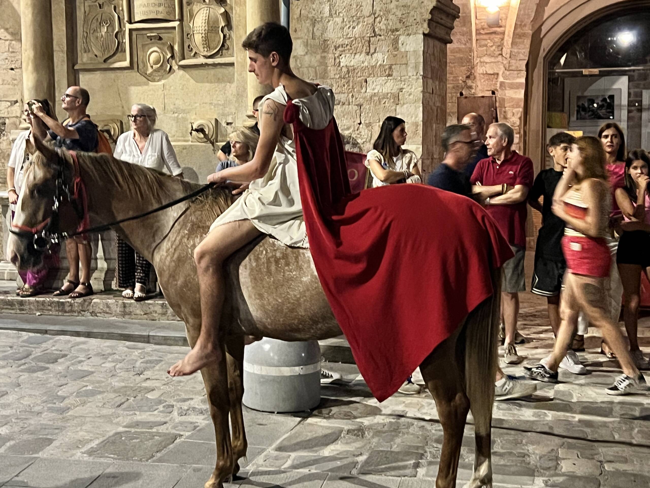 A Spello si è alzato il sipario di Hispellum, la rievocazione di epoca romana che trasforma la città in un teatro a cielo aperto (foto) 6