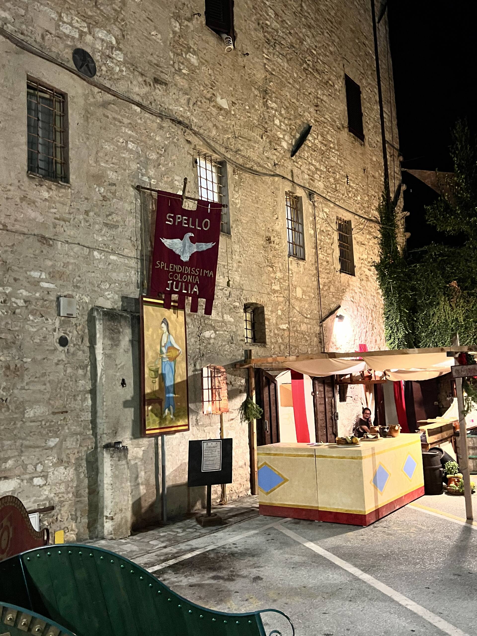 A Spello si è alzato il sipario di Hispellum, la rievocazione di epoca romana che trasforma la città in un teatro a cielo aperto (foto) 4