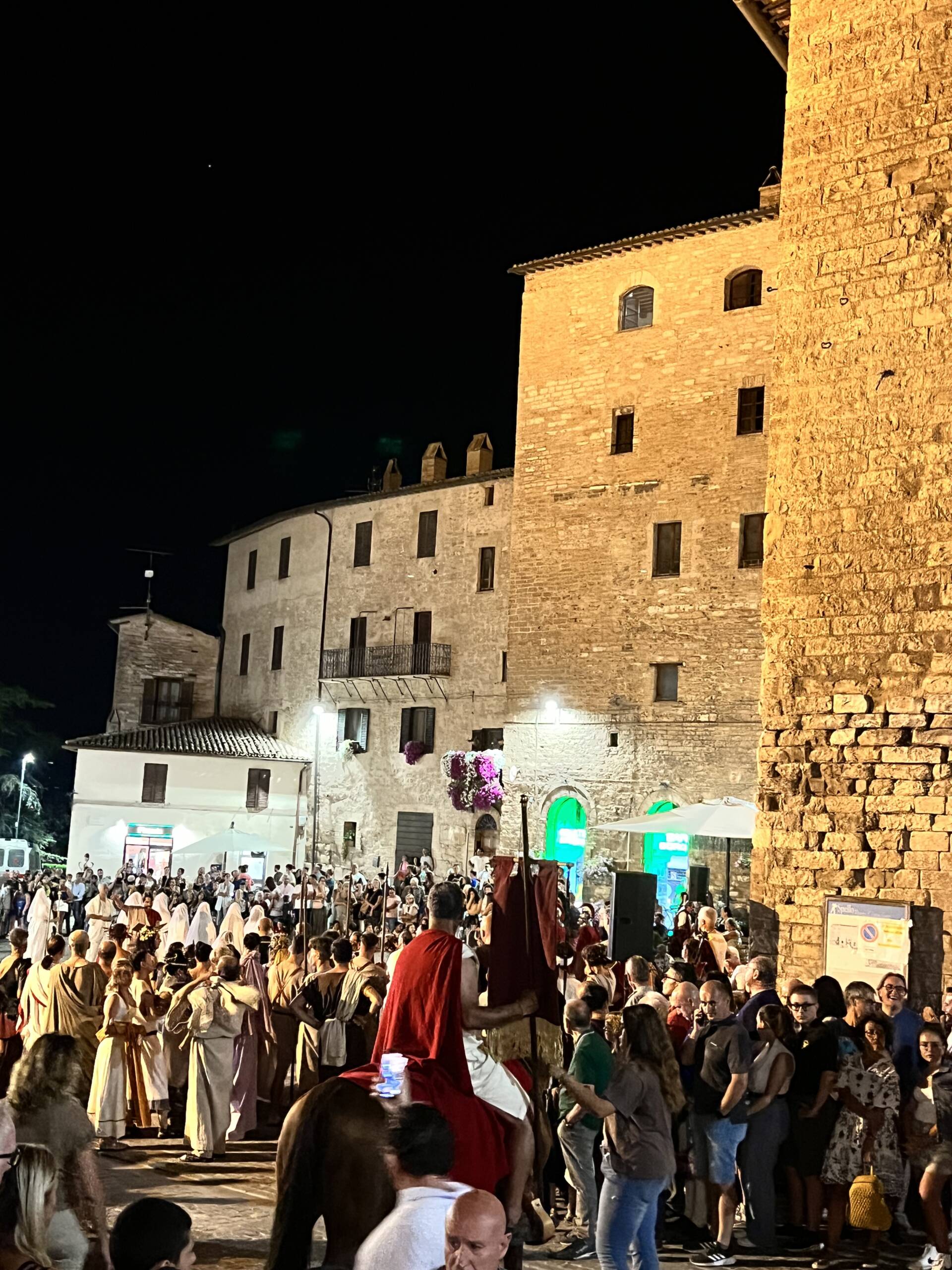 A Spello si è alzato il sipario di Hispellum, la rievocazione di epoca romana che trasforma la città in un teatro a cielo aperto (foto) 20