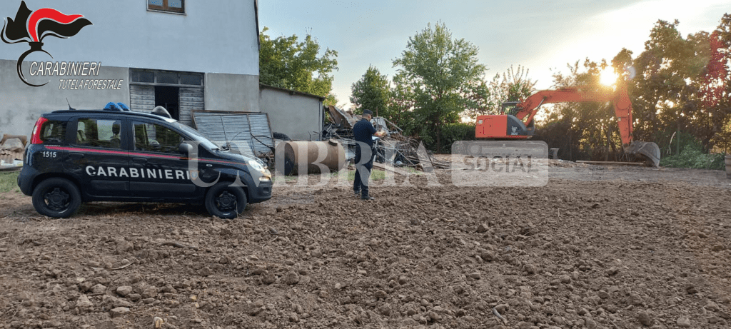 Centocinquanta tonnellate di eternit e rifiuti da demolizione sotterrati nel giardino di una villa: denunciate quattro persone 5 Centocinquanta tonnellate di eternit e rifiuti da demolizione sotterrati nel giardino di una villa: denunciate quattro persone 4