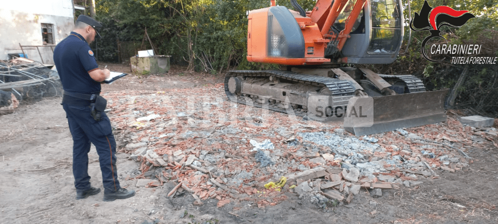Centocinquanta tonnellate di eternit e rifiuti da demolizione sotterrati nel giardino di una villa: denunciate quattro persone 3 Centocinquanta tonnellate di eternit e rifiuti da demolizione sotterrati nel giardino di una villa: denunciate quattro persone 2