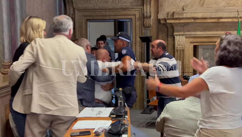 Terni, consiglio comunale caos: il sindaco Bandecchi si lancia contro un esponente di Fratelli d'Italia (video) 2