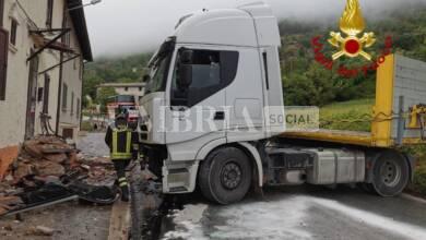 Incidente a Scheggia, camion si intraversa e colpisce un'abitazione (foto) 15 WhatsApp Image 2023 08 30 at 12.06.58 1