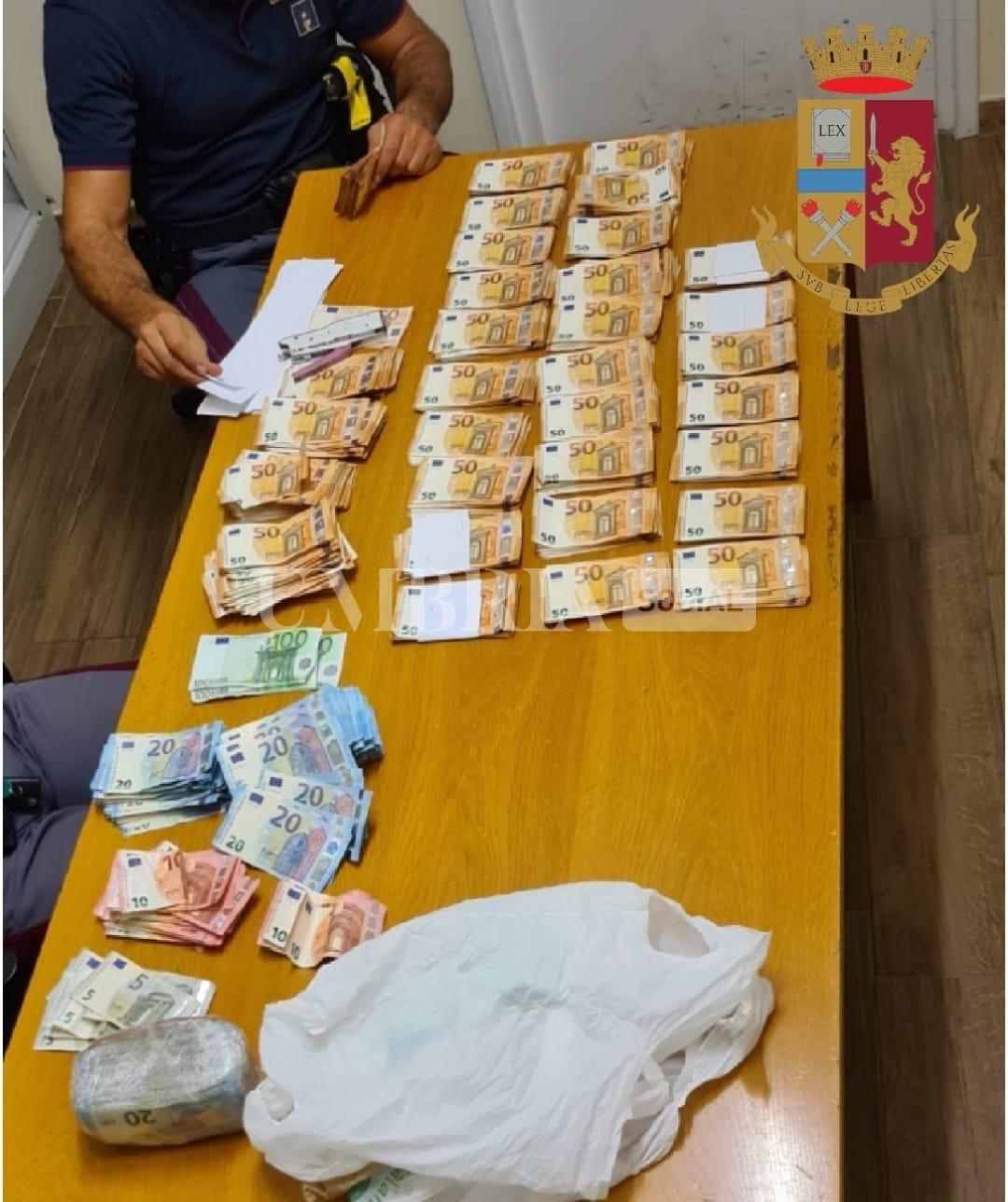 Trovato in possesso di due chili e mezzo di hashish e 61.000 euro in contanti: arrestato tassista (foto) 5 Trovato in possesso di due chili e mezzo di hashish e 61.000 euro in contanti: arrestato tassista (foto) 4