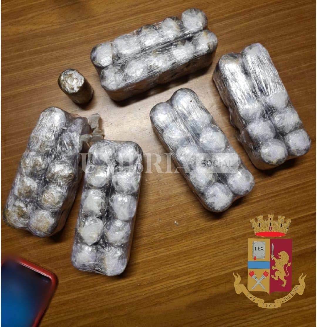 Trovato in possesso di due chili e mezzo di hashish e 61.000 euro in contanti: arrestato tassista (foto) 3 Trovato in possesso di due chili e mezzo di hashish e 61.000 euro in contanti: arrestato tassista (foto) 2