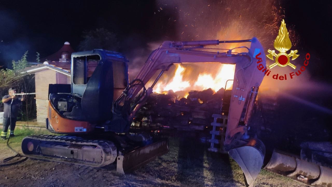 Incendio nella notte a Gubbio, va a fuoco catasta di legna (foto) 8
