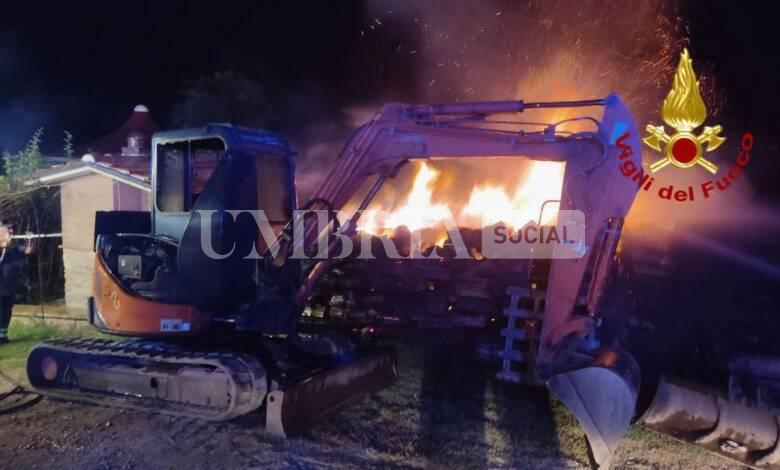 Incendio nella notte a Gubbio, va a fuoco catasta di legna (foto) 1 372004352 10230577598934056 305796321942185428 n