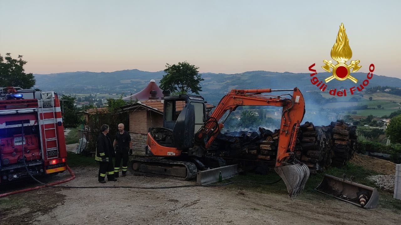 Incendio nella notte a Gubbio, va a fuoco catasta di legna (foto) 2