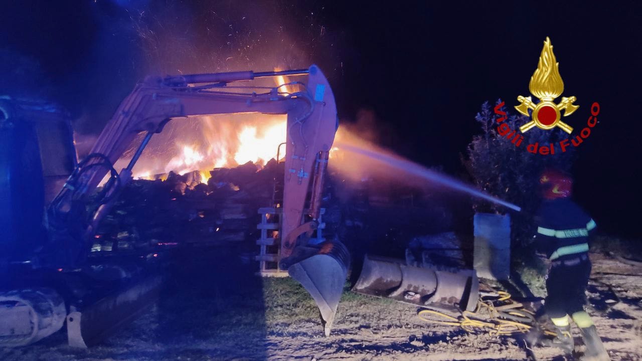 Incendio nella notte a Gubbio, va a fuoco catasta di legna (foto) 6