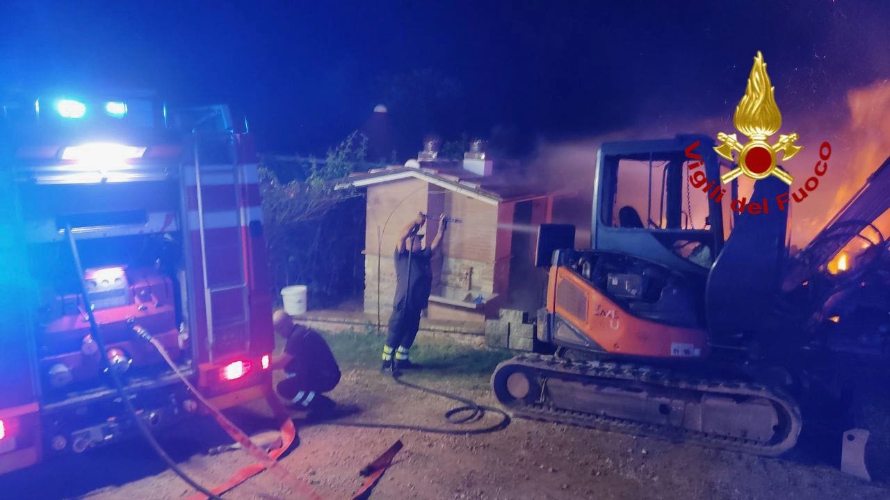 Incendio nella notte a Gubbio, va a fuoco catasta di legna (foto) 4